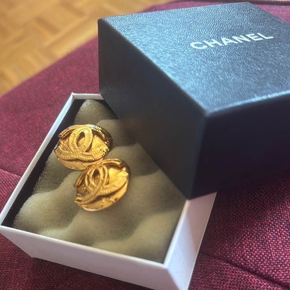 Chanel Vintage Gold Clip On Earrings 94P